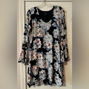 Women’s Karen Kane blue floral dress with flare sleeves size Medium